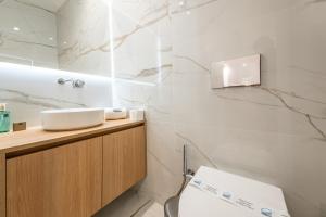 Marina Vista - Modern 1BDR w Gym - Marina & Pool Views