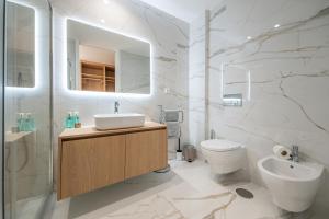 Marina Vista - Modern 1BDR w Marina & Pools Views