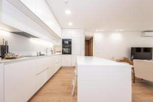 Marina Vista - Modern 1BDR w Gym - Marina & Pool Views