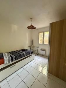 Maisons de vacances Charmant bas de villa avec jardin : photos des chambres