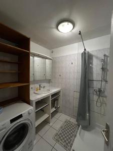 Maisons de vacances Charmant bas de villa avec jardin : photos des chambres