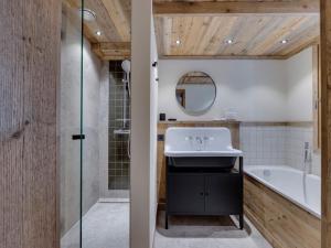 Appartements Appartement moderne avec balcon, proche des pistes, parking et Wifi - FR-1-690-15 : photos des chambres