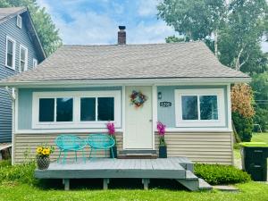 Charming Walled Lake MI Cottage
