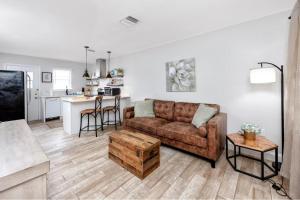 1 Block to Downtown - 7 min to beach - King bed & Free parking - 4hvězdičkové hotely ve městě New Port Richey