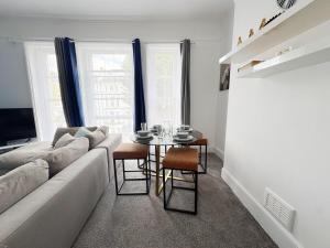 Prime Central London 2-Bed by Shops & Transport