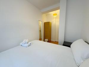 Bright 2BR Flat in West London with Outdoor Space