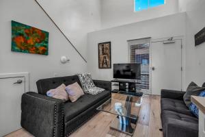 Stylish 1 Bedroom Loft in Hollywood Balcony Free Gated Parking In Unit Laundry
