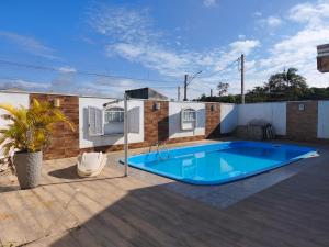 Lá casa de Cristal, Casa com piscina matinhos