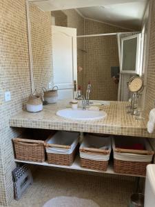 Maisons de vacances Jolie villa au calme climatisee grande piscine jardin : photos des chambres