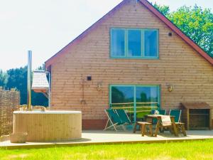 Deer Den timber clad cabin with hot tub, up private lane