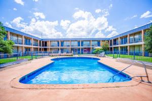 Castle inn & suites by OYO Lawton - 3hvězdičkové hotely ve městě Lawton