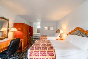 2 Full Bed room in Castle Inn & Suites