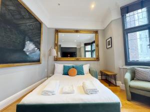 Stylish Duplex Condo Opposite Hyde Park