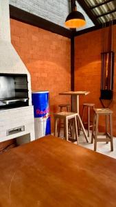 Piscina e Sinuca CASA Beto Carrero 500m do Parque 1 suite e 2 quartos 3bwc a 300m da Praia churrasqueira e estacionamento privado