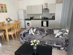 Stylish 3 Bed Seaside Apartment Central Southend Location & Steps from the Beach