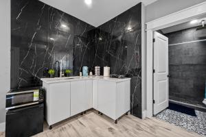 King Bed & Spacious Hideaway for One or Two