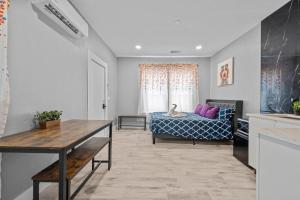 King Bed & Spacious Hideaway for One or Two