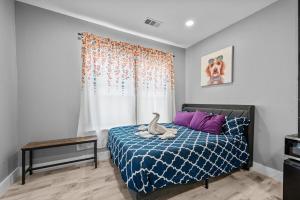 King Bed & Spacious Hideaway for One or Two