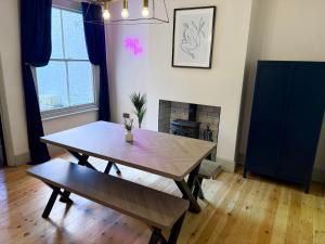 Queens Retreat, Luxe 3 Bed Home, Sleeps 6, Ideal for Contractors & Families, Parking for x2 Vehicles