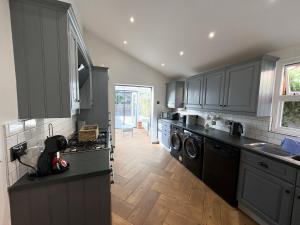 Queens Retreat, Luxe 3 Bed Home, Sleeps 6, Ideal for Contractors & Families, Parking for x2 Vehicles