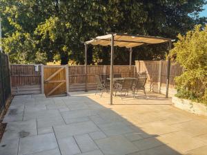 Queens Retreat, Luxe 3 Bed Home, Sleeps 6, Ideal for Contractors & Families, Parking for x2 Vehicles