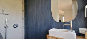 Apartment with WiFi & balcony on the seafront