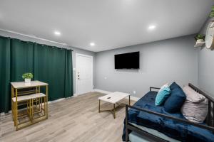 Chic & Cozy Montrose Apt with Pool & Parking