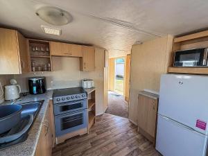 Great Caravan At Valley Farm Holiday Park, Essex Ref 46583V