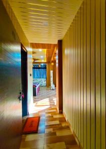 Jarokhā by Nivāsa- Scenic Stay Overlooking Ganga, Mountain View, 2 minutes from Ganga Ghaat, 10 minutes from Raja ji national Park