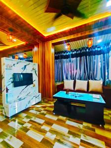 Jarokhā by Nivāsa- Scenic Stay Overlooking Ganga, Mountain View, 2 minutes from Ganga Ghaat, 10 minutes from Raja ji national Park