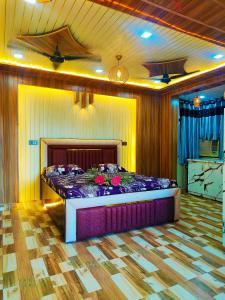 Jarokhā by Nivāsa- Scenic Stay Overlooking Ganga, Mountain View, 2 minutes from Ganga Ghaat, 10 minutes from Raja ji national Park