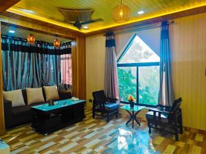 Jarokhā by Nivāsa- Scenic Stay Overlooking Ganga, Mountain View, 2 minutes from Ganga Ghaat, 10 minutes from Raja ji national Park