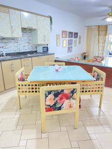 شاليه 3 غرف نوم مكيفه في مارينا الساحل الشمالي كود 0ف