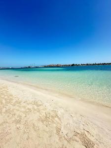 شاليه تاني صف على البحيرة الرمليه مارينا العلمين كود م9 ج