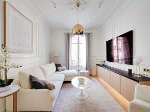 Elegant A C Apt 2BR 6P Paris 17th Monceau