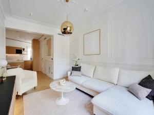 Elegant A C Apt 2BR 6P Paris 17th Monceau