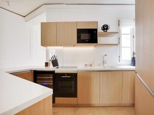 Elegant A C Apt 2BR 6P Paris 17th Monceau