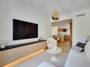 Elegant A C Apt 2BR 6P Paris 17th Monceau