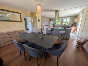 Maisons de vacances Gite spacieux a Fretigney avec jardin et billard, ideal pour 8 pers. - FR-1-583-507 : photos des chambres