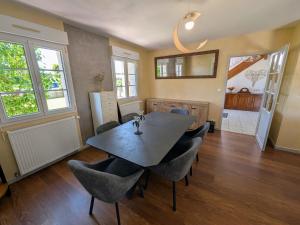 Maisons de vacances Gite spacieux a Fretigney avec jardin et billard, ideal pour 8 pers. - FR-1-583-507 : photos des chambres