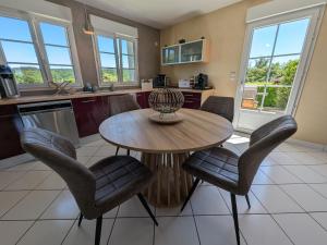 Maisons de vacances Gite spacieux a Fretigney avec jardin et billard, ideal pour 8 pers. - FR-1-583-507 : photos des chambres