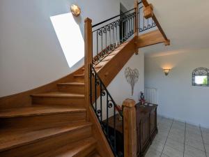 Maisons de vacances Gite spacieux a Fretigney avec jardin et billard, ideal pour 8 pers. - FR-1-583-507 : photos des chambres