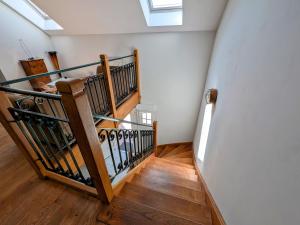 Maisons de vacances Gite spacieux a Fretigney avec jardin et billard, ideal pour 8 pers. - FR-1-583-507 : photos des chambres