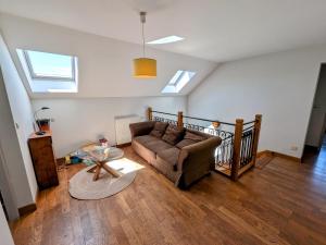 Maisons de vacances Gite spacieux a Fretigney avec jardin et billard, ideal pour 8 pers. - FR-1-583-507 : photos des chambres