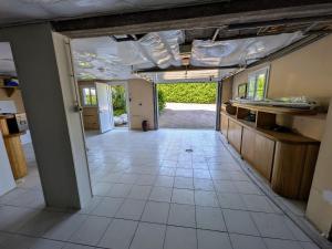 Maisons de vacances Gite spacieux a Fretigney avec jardin et billard, ideal pour 8 pers. - FR-1-583-507 : photos des chambres