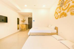 Morning Sunshine at River Gate free Pool