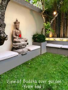 Villa Anh Yeu - 6 BR in Central Seminyak with Huge Pool & Garden