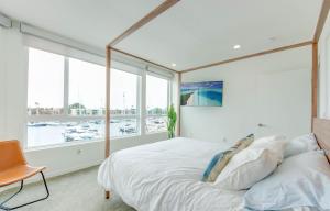 Wake Up to Spectacular Marina Views in this 2 Bedroom Condo