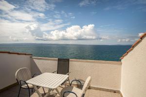 One-Bedroom Apartment with Sea View room in Villa Amigo