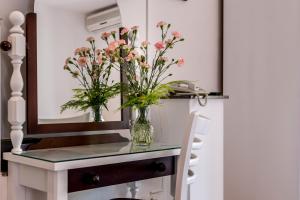 Studio Apartment with Balcony and Garden View room in Villa Amigo